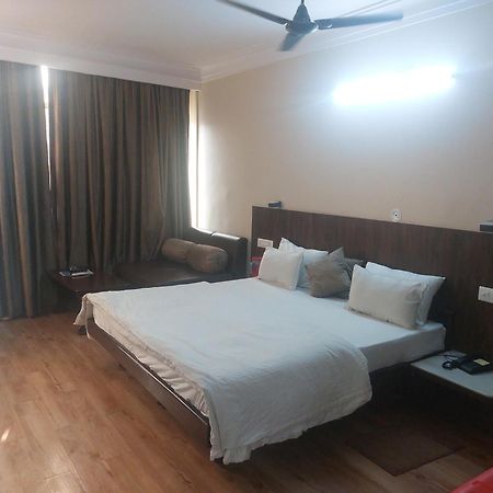 Hotel Shikhar Palace Jabalpur Esterno foto