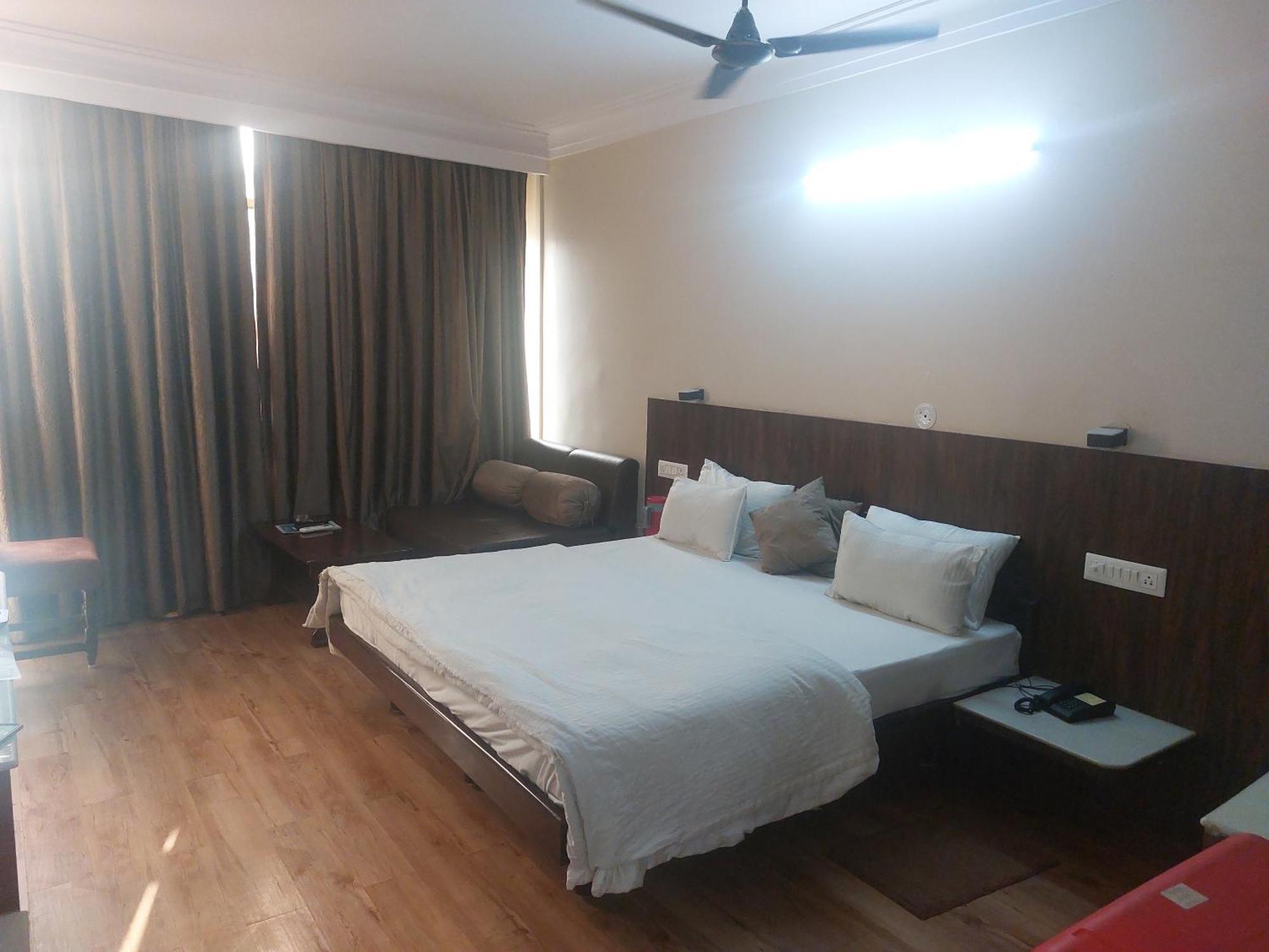 Hotel Shikhar Palace Jabalpur Esterno foto